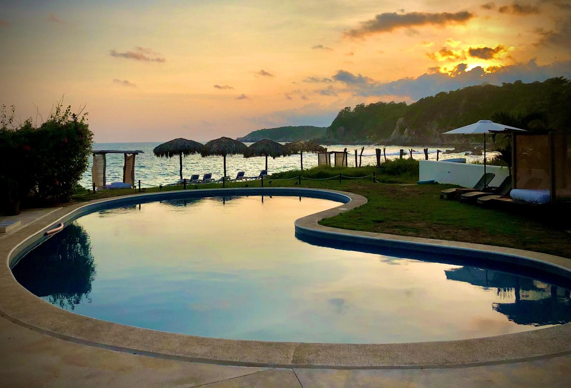 Manta Raya Hotel - Right On The Beach Cuatunalco Exterior foto