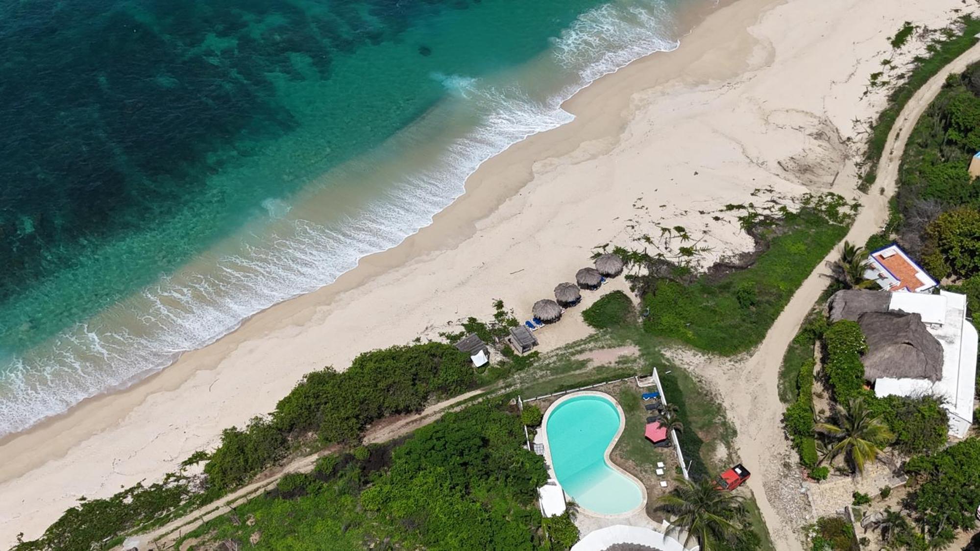 Manta Raya Hotel - Right On The Beach Cuatunalco Exterior foto