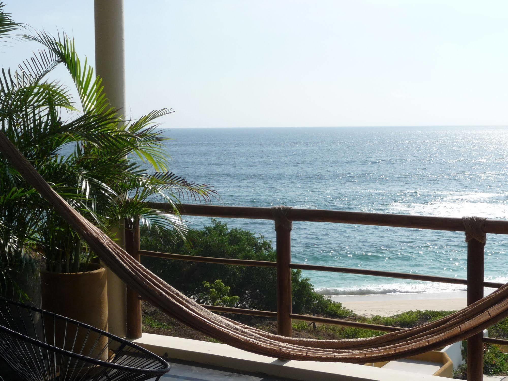 Manta Raya Hotel - Right On The Beach Cuatunalco Exterior foto